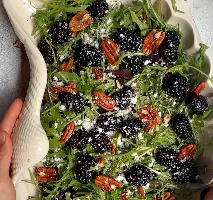 Ensalada de zarzamoras, nueces y queso